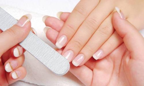 Cómo blanquear las uñas con remedios naturales