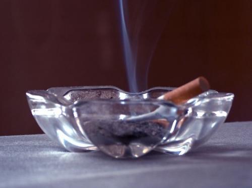 Cómo eliminar el olor a humo de cigarrillos
