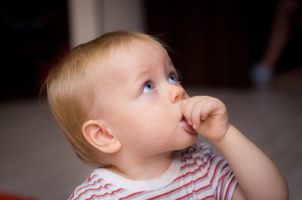 Como evitar que los niños se lleven el pulgar a la boca